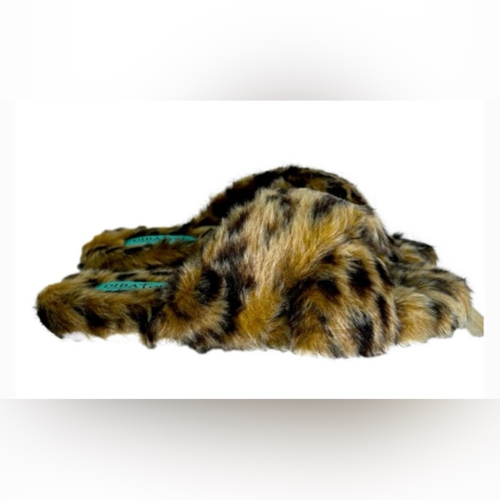 DIBA True NWT CAY LEE slipper, leopard print, cross toe straps. Size 8 or 9.